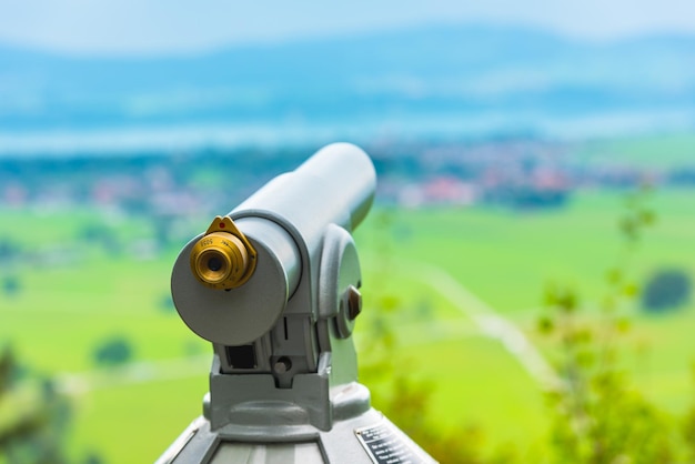 Bild eines Teleskops mit Blick auf die ländliche Landschaft Selektiver Fokus