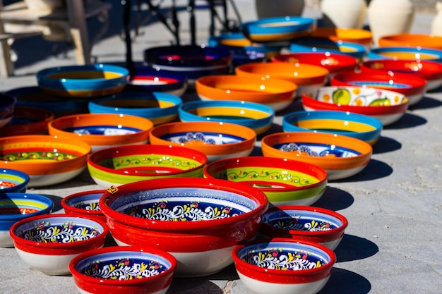 Bild einiger farbiger Töpfe und Teller von einem Straßenmarkt