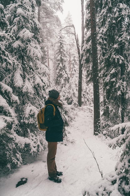 Bild in voller Länge des Mannes im Winterwald