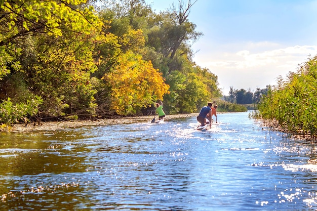 Bild Jungen paddeln Kanus auf dem Fluss