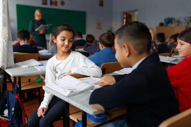 Bild mit drei Klassenkameraden zurück zur Schule