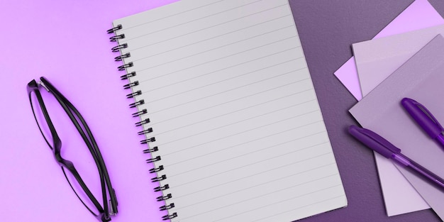 Bild mit Schulmaterial farbige Aufkleber Notizbücher Kugelschreiber Bleistifte Lineale Taschenrechner Tastatur Sortiment Büroartikel Wichtige Informationen auf Papier geschrieben