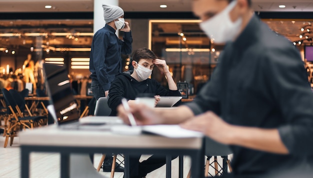 Bild von Besuchern im Food Court während der Quarantänezeit. Foto mit Textfreiraum