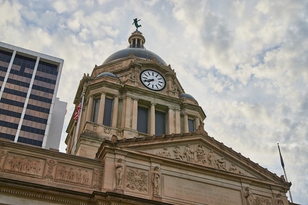 Bild von Blick auf Details des Gerichtsgebäudes in der Innenstadt von Städten