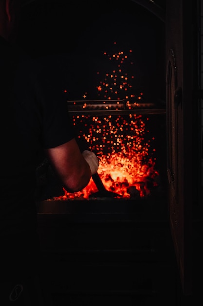 Bild von brennenden Kohlen in einem Restaurantgrill