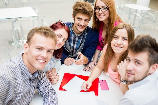 Bild von den jungen Partnern, die Brainstorming und Ideen bei der Sitzung besprechen