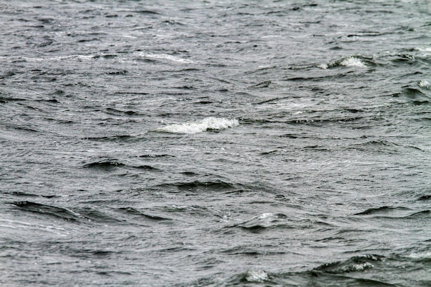 Bild von düsterer Aufregung mitten im Meer bei bewölktem Wetter