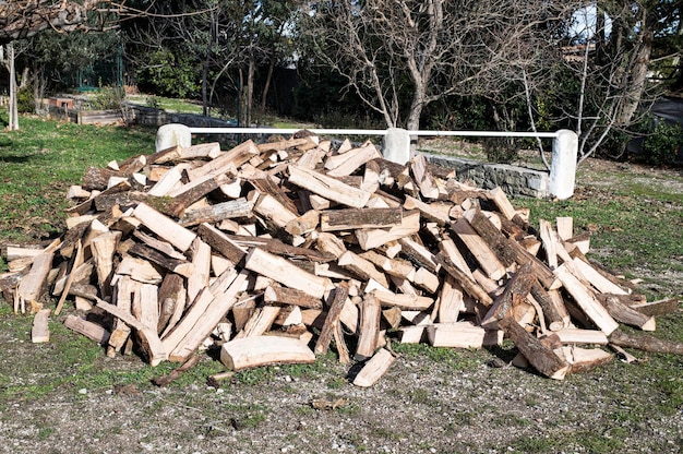 Foto bild von einem haufen brennholz in einem garten