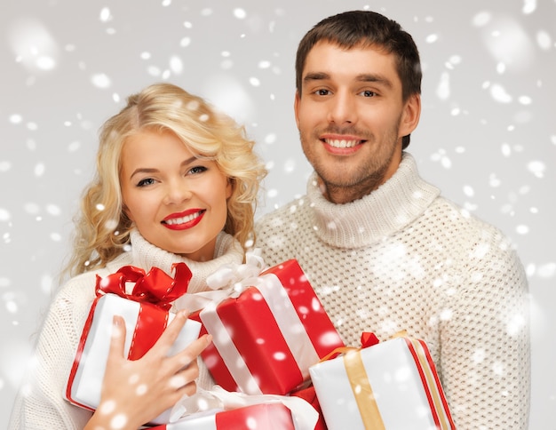 Bild von Familienpaar in einem Pullover mit Geschenkboxen