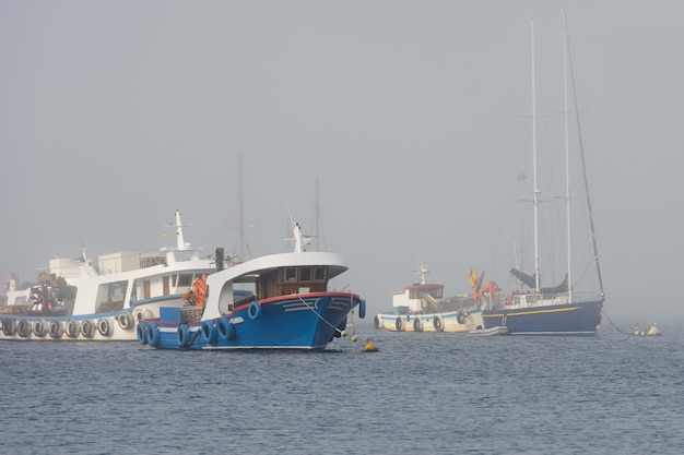 Bild von Fischerbooten, die im nebligen Wetter verankert sind