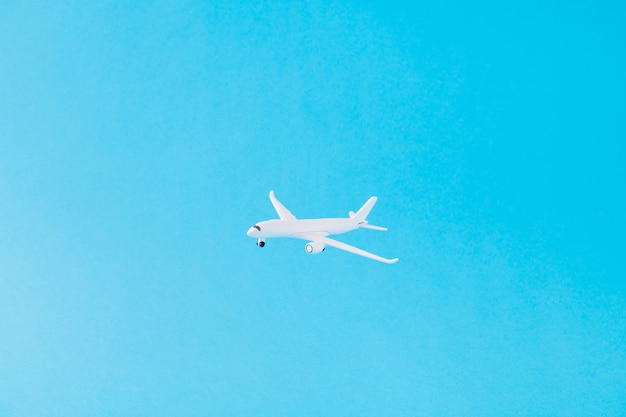 Bild von Flugzeugen, die die Welt erkunden, die eine Kreuzfahrt fliegen