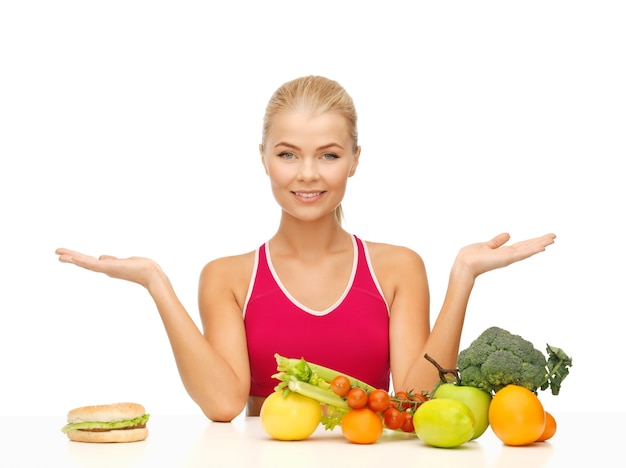 Bild von Frau mit Früchten gegen Hamburger