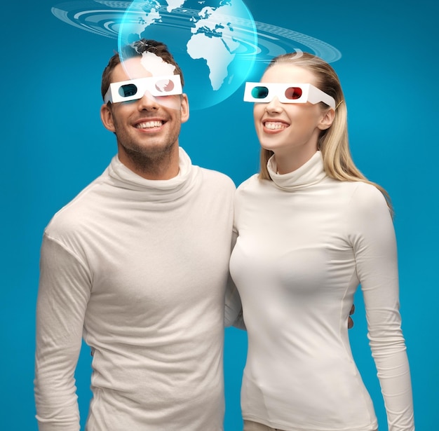 Bild von Frau und Mann in 3D-Brille mit Blick auf das Globusmodell