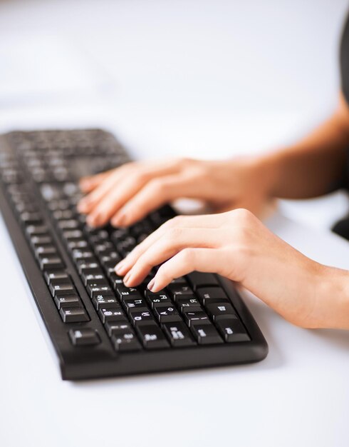 Bild von Frauenhänden, die auf der Tastatur tippen