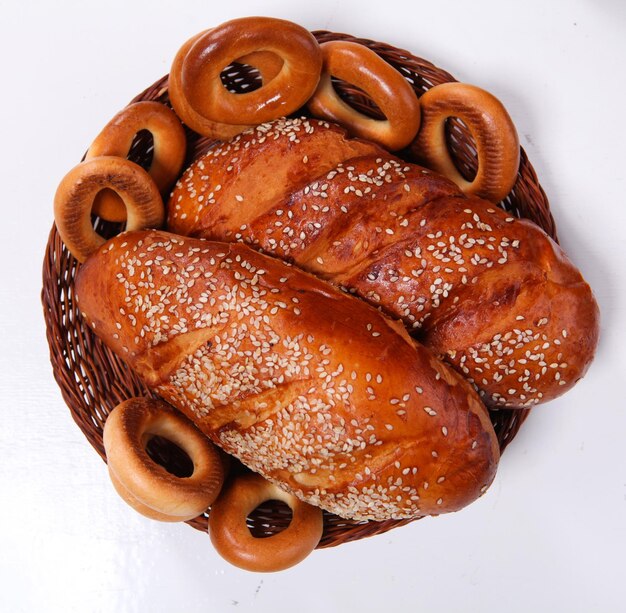 Foto bild von frischem brot und bagel auf der weidenplatte