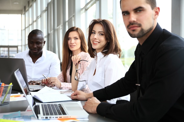 Bild von Geschäftspartnern, die beim Meeting über Dokumente und Ideen diskutieren