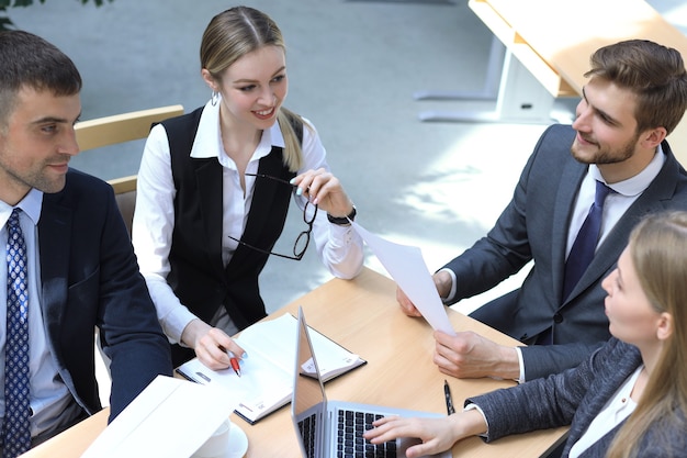 Bild von Geschäftspartnern, die beim Treffen Dokumente und Ideen diskutieren.