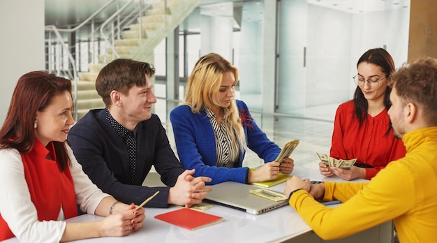 Bild von Geschäftspartnern, die Dokumente und Ideen bei einem Meeting diskutieren