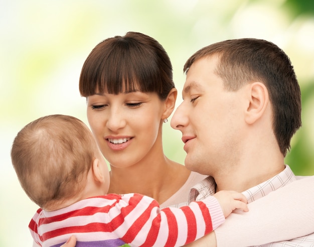 Bild von glücklicher Mutter und Vater mit entzückendem Baby (Fokus auf den Menschen)