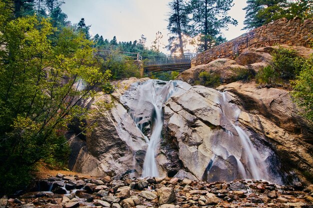 Bild von Großer Wasserfall über Felsen mit Fußgängerbrücke