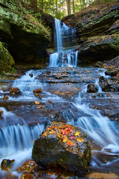 Bild von Horseshoe Falls Wasserfall mit riesigem Kühnheit, bedeckt mit rotgelben und orangefarbenen Laub