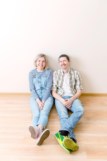 Bild von Mann und Frau, die auf dem Boden sitzen