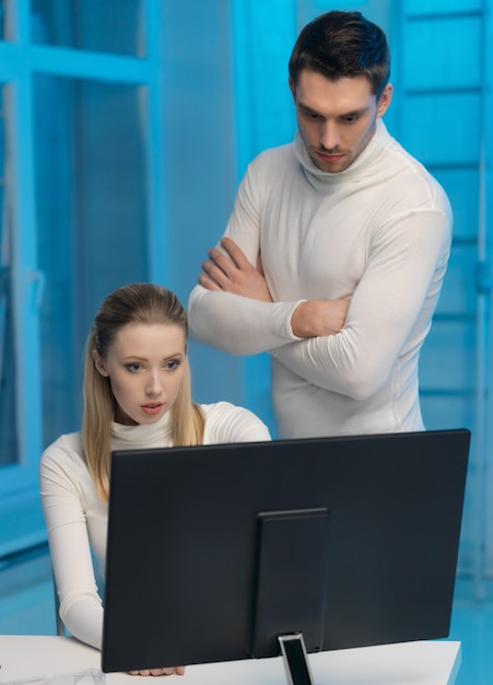 Bild von Mann und Frau im Weltraumlabor