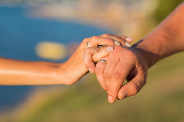 Bild von Mann und Frau mit EheringJunges Ehepaar Händchen haltend Zeremonie Hochzeitstag Frisch vermählte Paare Hände mit Eheringen