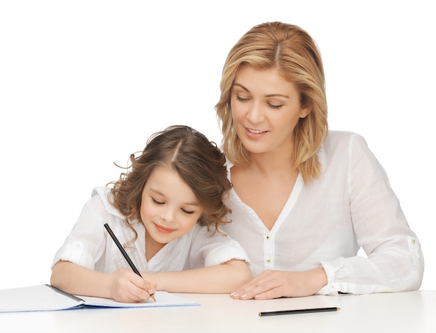 Bild von Mutter und Tochter bei Hausaufgaben