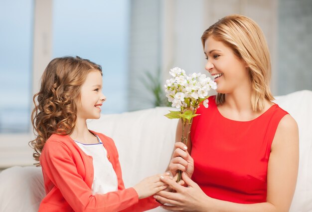 Bild von Mutter und Tochter mit Blumen