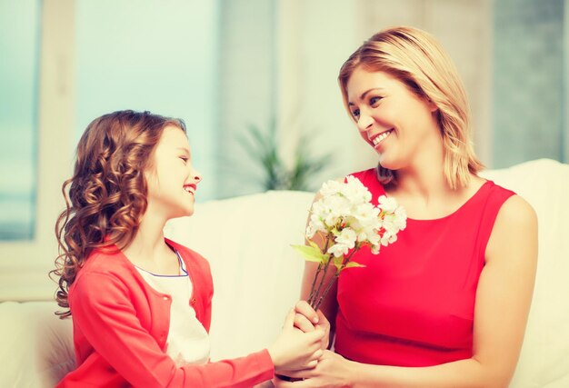 Bild von Mutter und Tochter mit Blumen