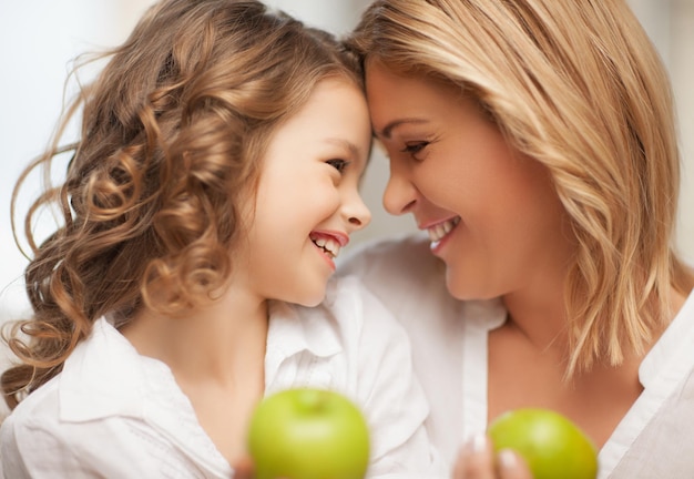 Bild von Mutter und Tochter mit grünen Äpfeln