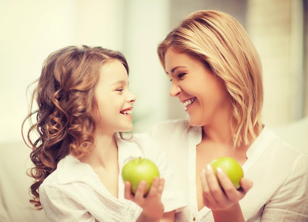 Bild von Mutter und Tochter mit grünen Äpfeln