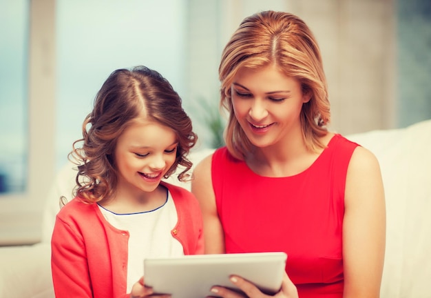 Bild von Mutter und Tochter mit Tablet-PC