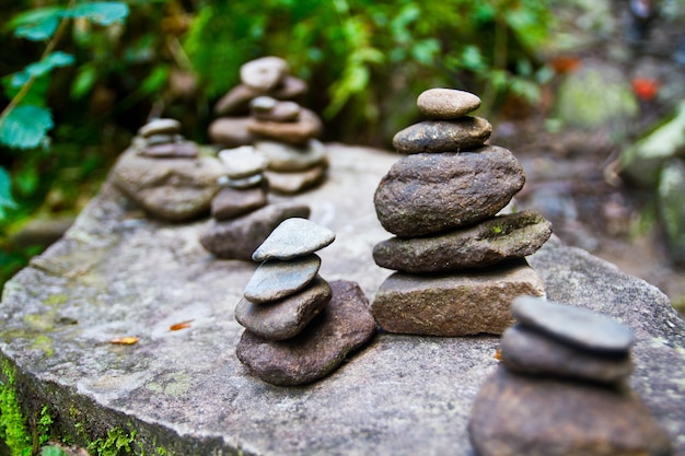 Bild von perfekt gestapelten Felsstatuen auf einem anderen Felsen