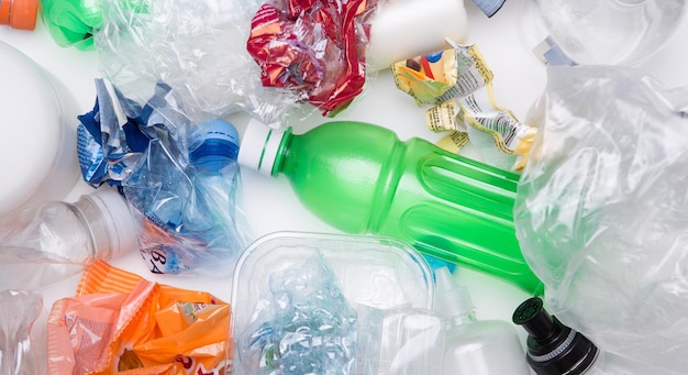 Bild von Plastikflaschen auf weißem Hintergrund recyceln