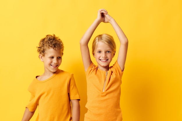 Bild von positiven Freizeitkleidungsspielen für Jungen und Mädchen, die zusammen Spaß haben und isolierten Hintergrund unverändert posieren