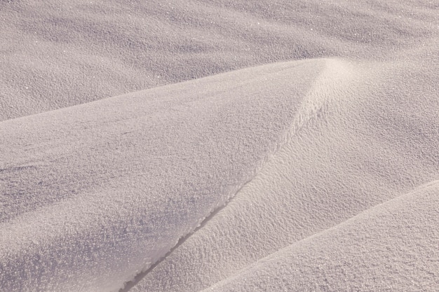 Bild von Schnee auf dem Feld, Nahaufnahme, Fokus auf die Mitte des Rahmens