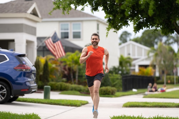 Bild von Sportläufer Laufen Sportläufer laufen auf der Straße Sportläufer Lauf im Freien Sportläufer mit Lauftraining