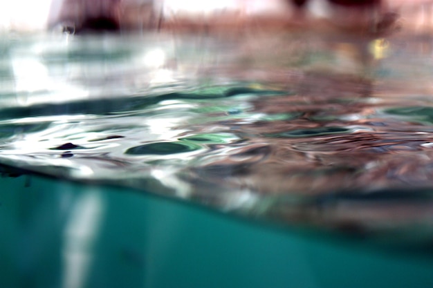 Bild von Wasseroberflächenmustern gegen eine Glasoberfläche in einem Aquarium