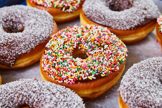 Bild von Yummy Hefe-Donut-Tablett mit Schokolade und Streuseln oder Kokos