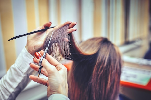 Bild zeigt einen Friseur mit Schere und Kamm