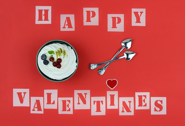 Bild zum Valentinstag. Postkarte. Tischdekoration mit Anna Pavlova Protein Dessert, herzförmigen Löffeln