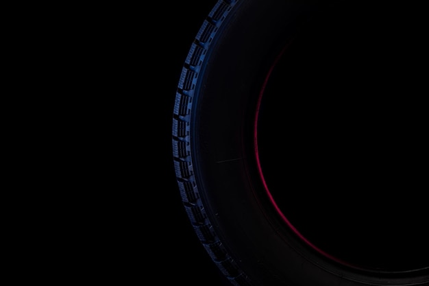 Bildaufnahme eines Reifenteils mit Winterprofil auf schwarzem Hintergrund
