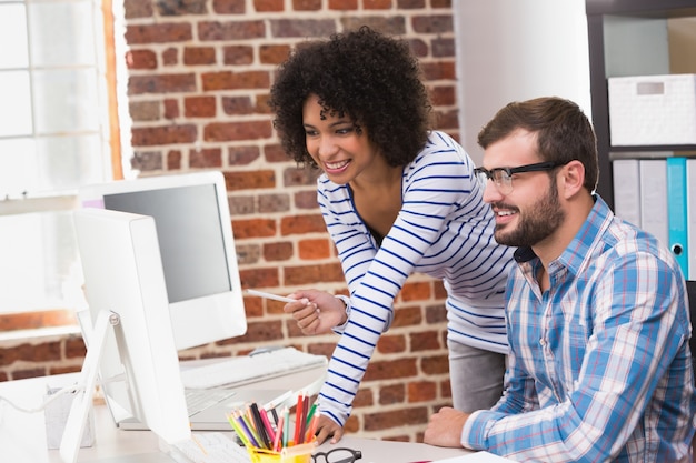 Bildeditoren, die Computer im Büro verwenden