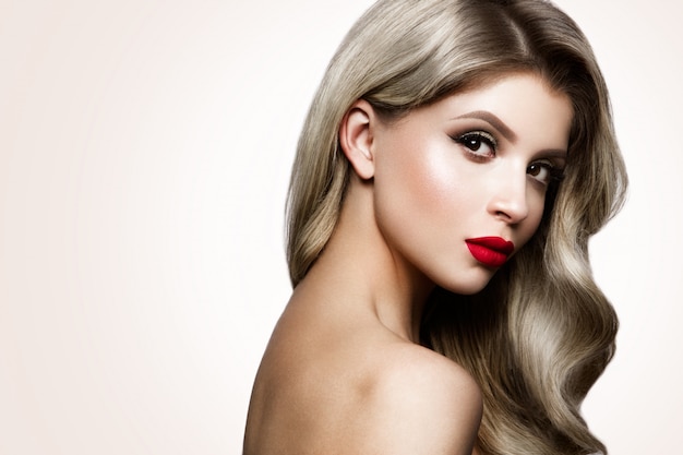 Bilden. Glamourporträt des schönen Frauenmodells mit frischem Make-up und romantischer Frisur.