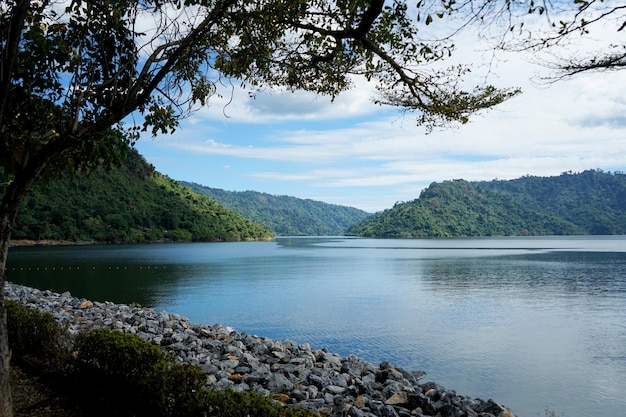 Bilder von Staudämmen in Thailand Es besteht aus Gewässern und Bergen.