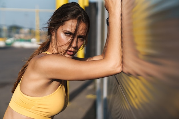 Foto bildnahaufnahme einer kaukasischen frau in sportkleidung, die an einem sonnigen morgen im freien spaziert