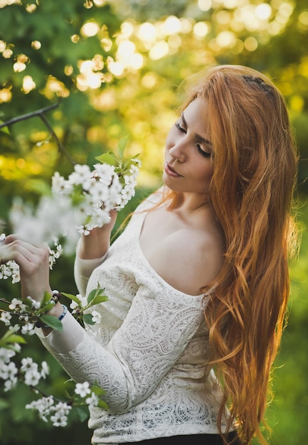 Bildnis eines Mädchens, das einen Strauch mit Blumen bewundert 6190