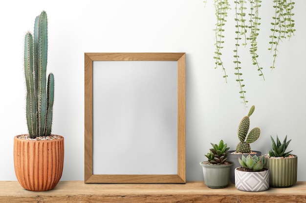 Bildrahmen png-Mockup auf einem Regal mit Pflanzen an der Wand